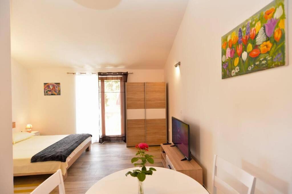 Apartment Vesna For 2, Free Parking And Wi-Fi Póla Kültér fotó
