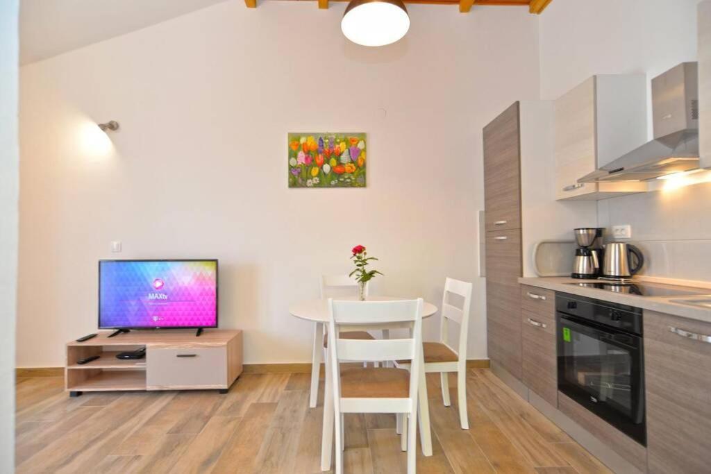Apartment Vesna For 2, Free Parking And Wi-Fi Póla Kültér fotó