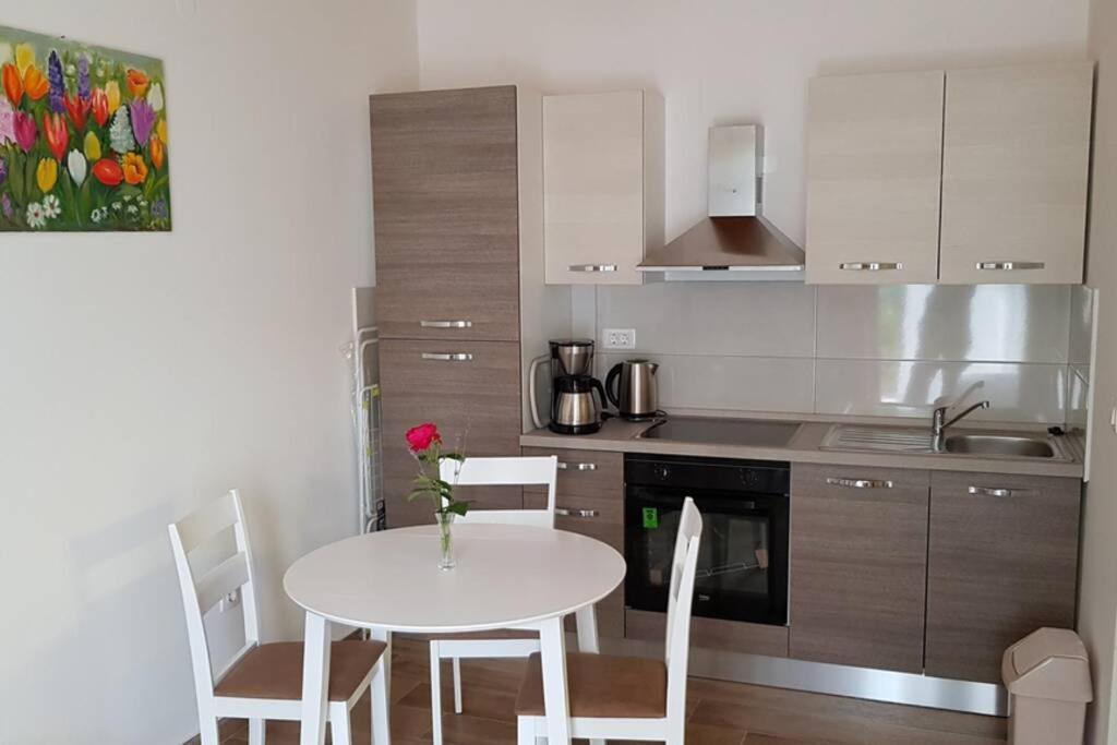 Apartment Vesna For 2, Free Parking And Wi-Fi Póla Kültér fotó